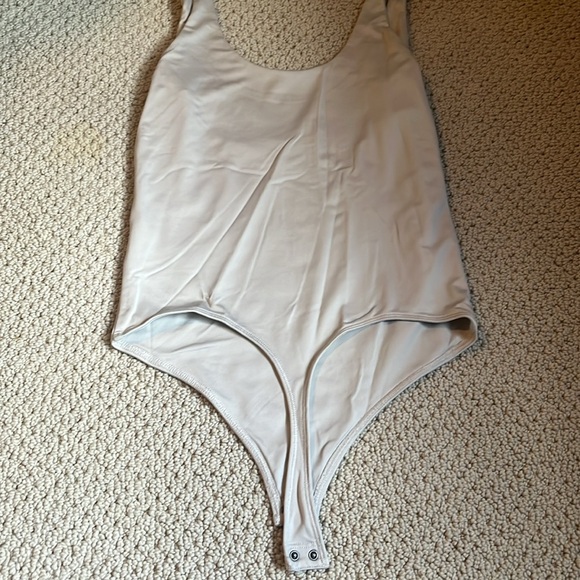 Abercrombie light beige bodysuit in size small. Slight sheen - Picture 3 of 3